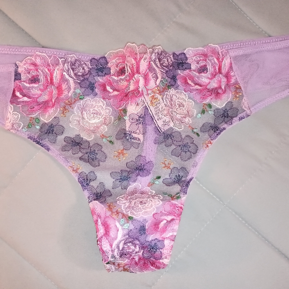 NWT floral embroidered thong